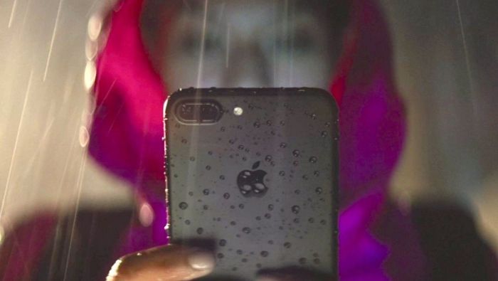IPhone 7 Plus cũng là chiếc iPhone đầu tiên được hãng Apple trang bị khả năng chống nước đạt chuẩn IP67