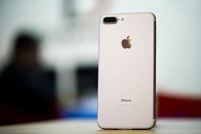 Kiểm tra kỹ hình thức bên ngoài là việc làm quan trọng đầu tiên mà chúng ta cần quan tâm khi mua iphone 7 plus cũ